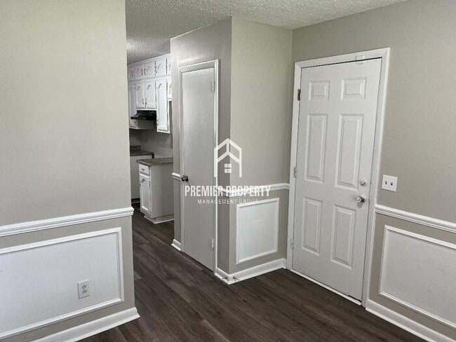 Building Photo - 6119 Rickwood Dr NW