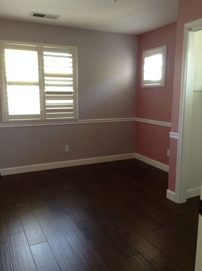 Building Photo - Beautiful Home!