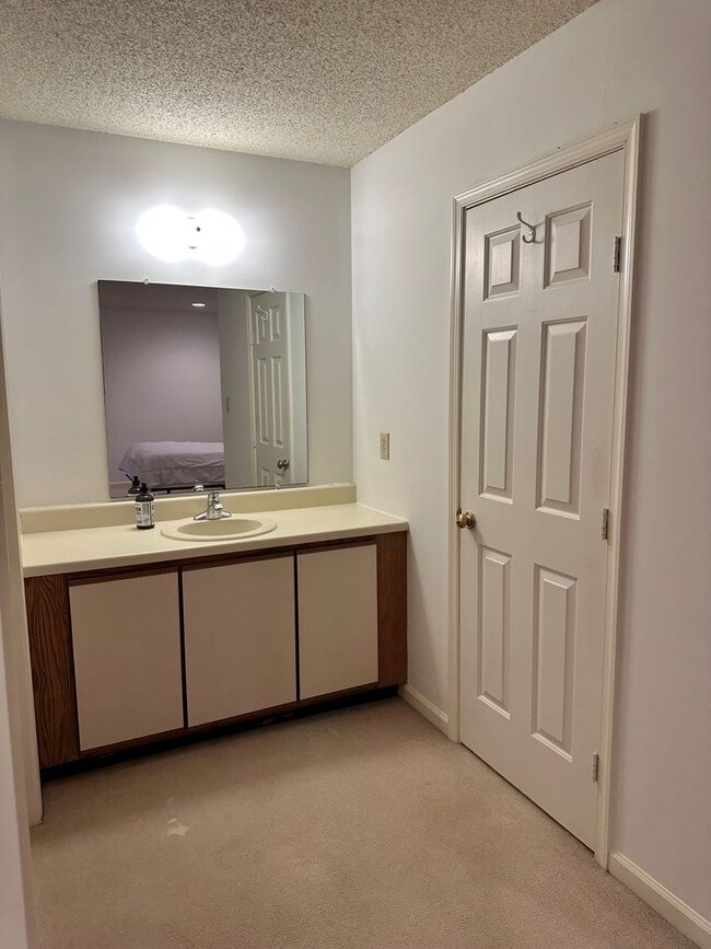 Building Photo - Townhouse in Chisel Run! Available Now