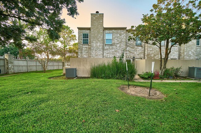 Building Photo - 2816 Holly Hall St