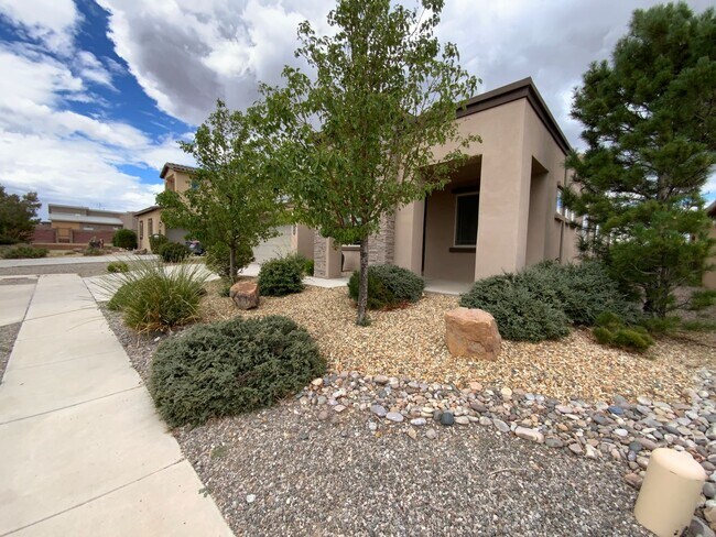 Building Photo - 3 Bedroom & An Office Luxury Home Availabl...