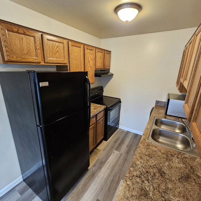 Building Photo - 2 Bedroom Upper Condo with Vaulted Ceiling...