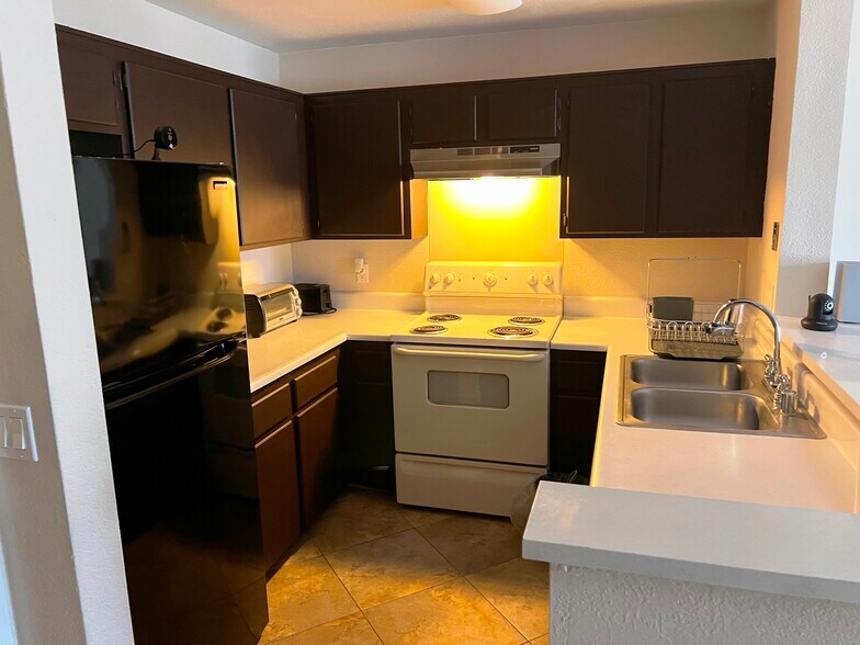 Building Photo - 8889 Caminito Plz