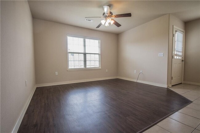 Building Photo - 912 Oakwood Ln