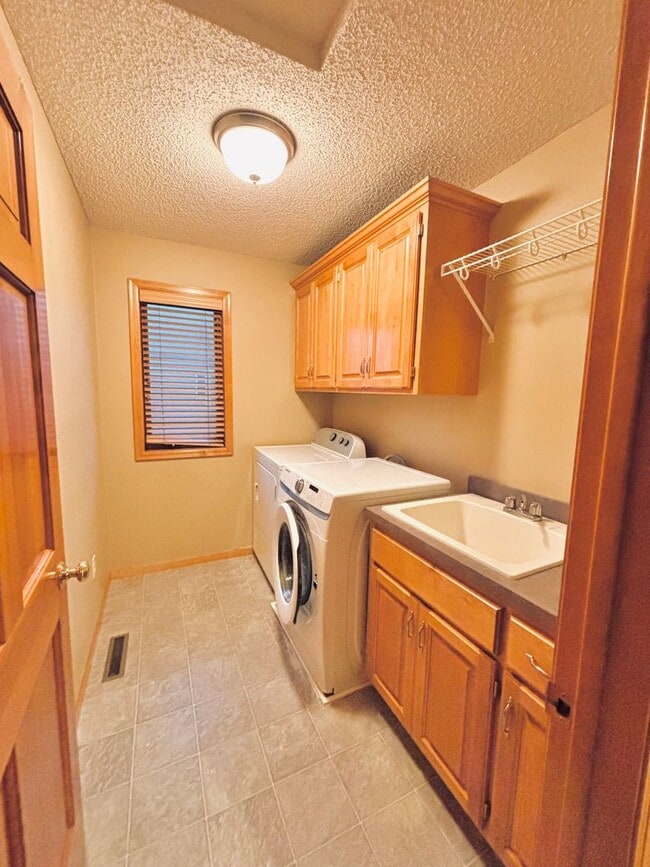 Building Photo - Huge 5 bed home located in Maple Grove!