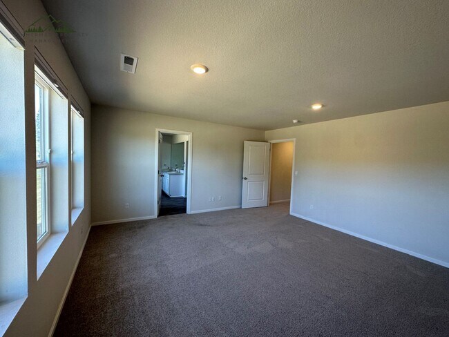 Building Photo - Gorgeous 5-bedroom, 3-bathroom home is desirable Springfield neighborhood