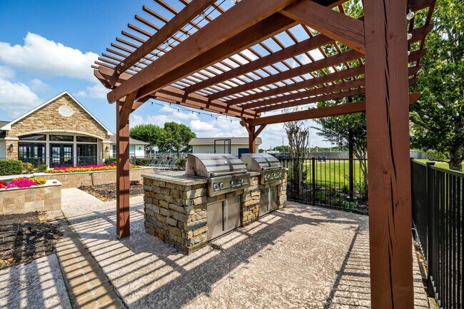 Building Photo - 3419 Fountains Dr