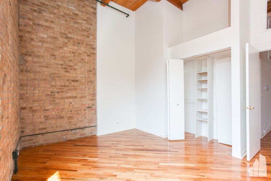 Building Photo - 2222 W Diversey Ave