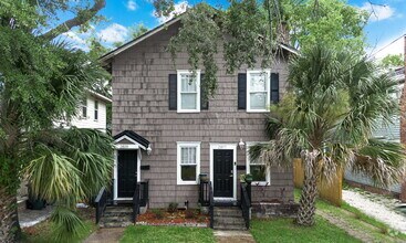 Building Photo - Stunning Upstairs 2-Bed, 1-Bath, Kitchen, ...