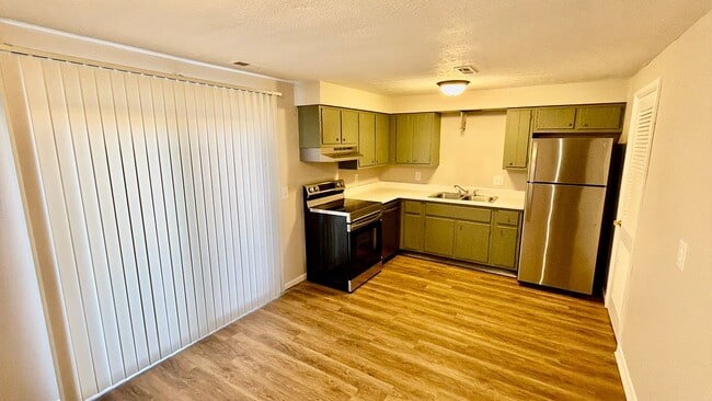 Building Photo - 815 Clareridge Ln