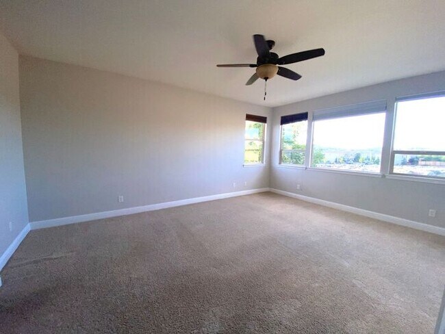 Building Photo - Top of the Hill - Gorgeous 5 Bedroom 3 Bat...