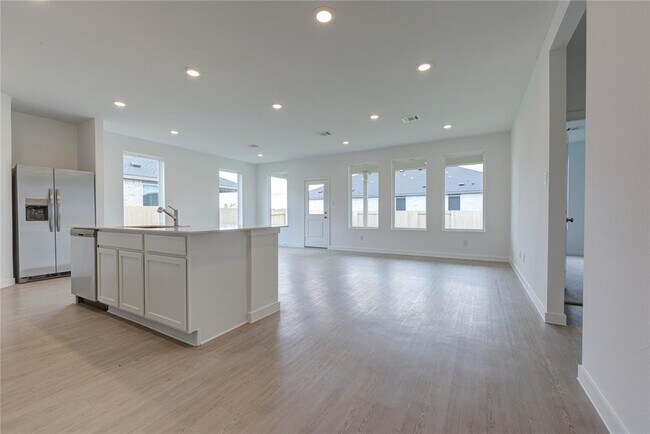 Building Photo - 400 Robin Ct
