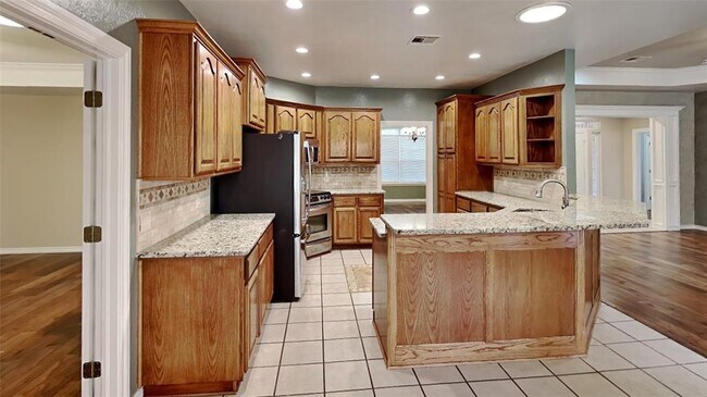 Building Photo - 1590 Deerwood Tr