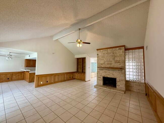 Building Photo - NEAR GOLF COURSE - WELL ESTABLISHED SPICEW...