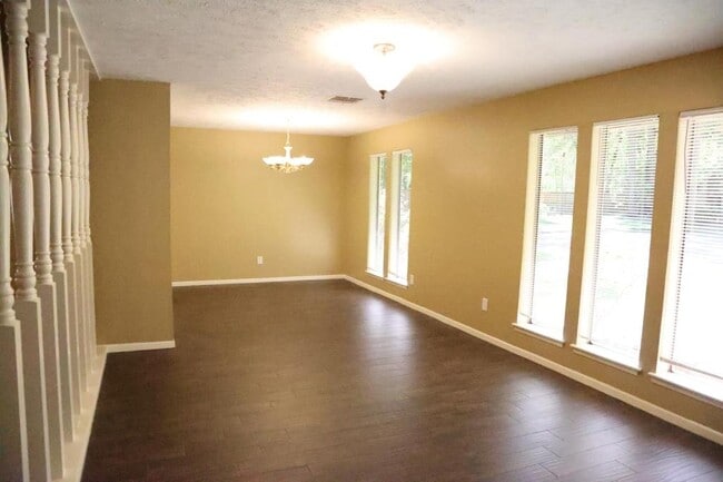 Building Photo - 2215 Silver Falls Dr