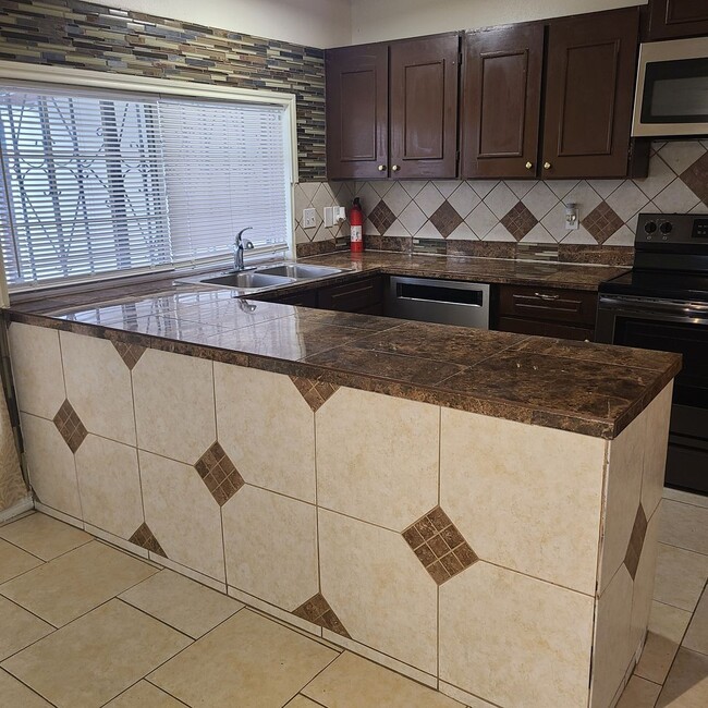 Building Photo - Spacious 2 BR/2.5 bath townhome near the Medical Center w/a fenced in yard!