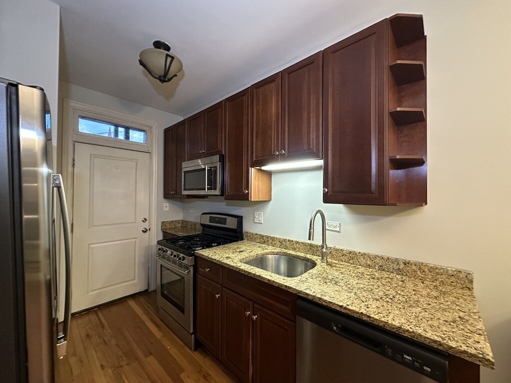 Building Photo - 749 W Addison St