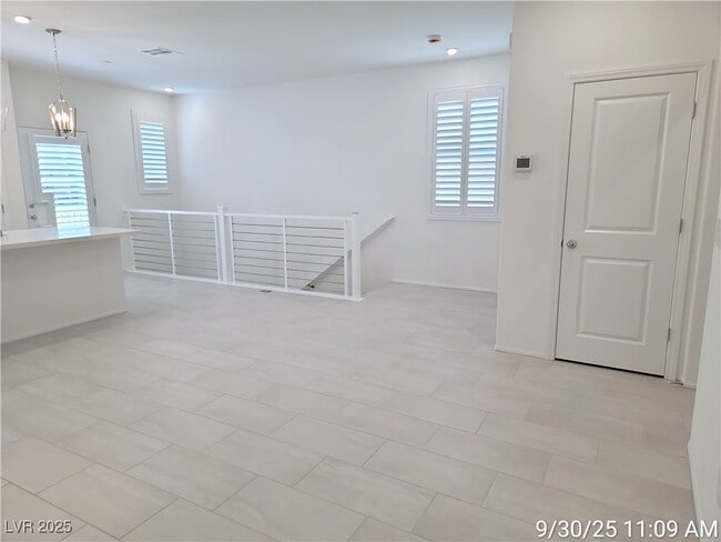 Building Photo - 8671 Luxuriant Ave