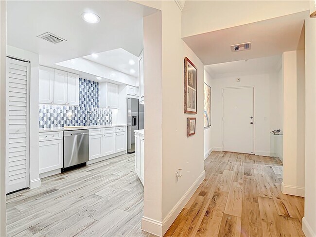 Building Photo - 5601 Jimmy Buffett Mem Hwy