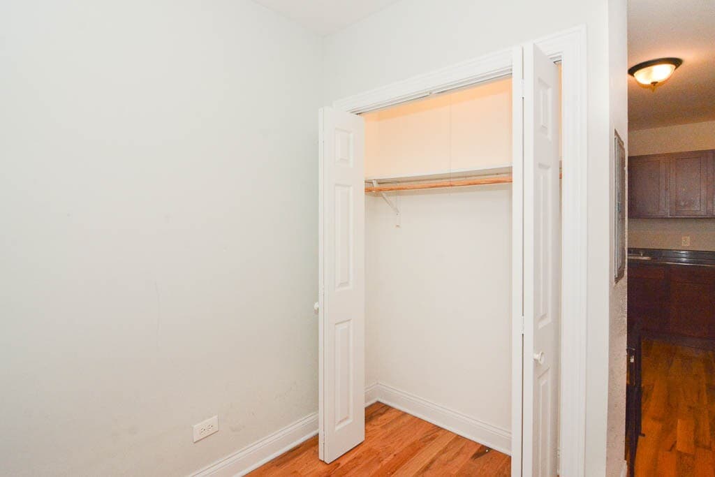 Building Photo - 826 W Cornelia Ave