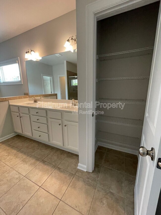 Building Photo - 1825 Dahlia Dr