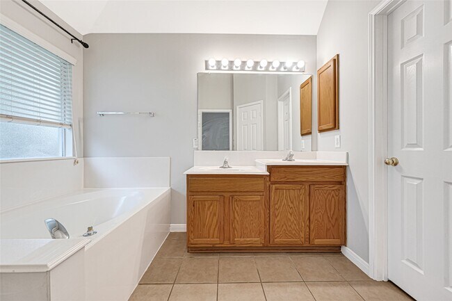 Building Photo - 2311 Falcon Knoll Ln