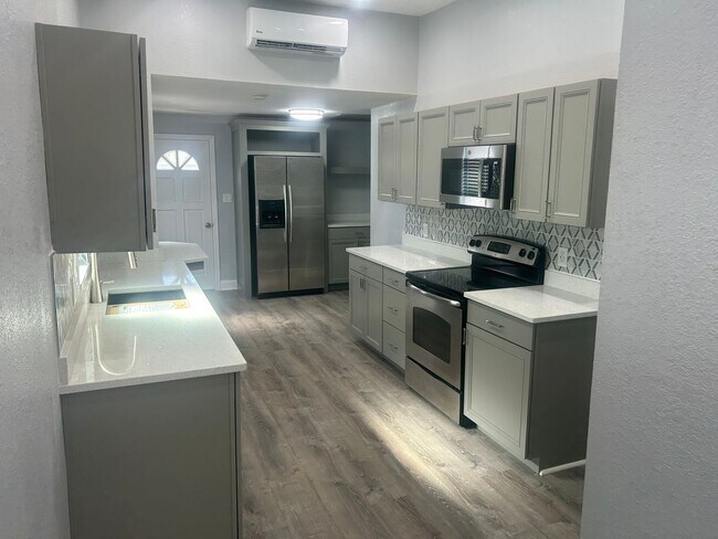 Building Photo - Remodeled North Hyde Park Bungalow