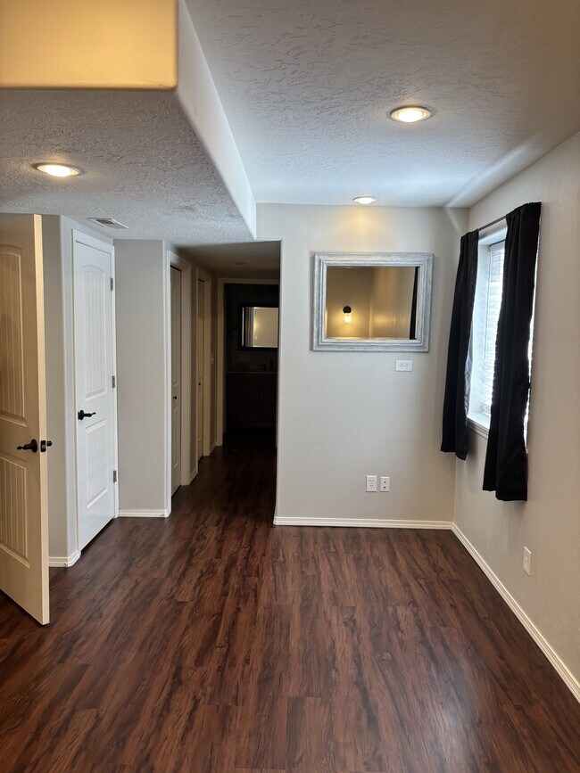 Building Photo - 2075 Mary Dr