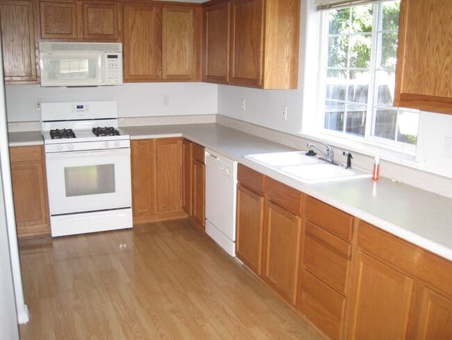 Building Photo - Beautiful Town Home for Rent