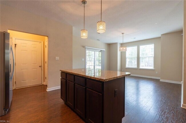 Building Photo - 302 Milton Ct