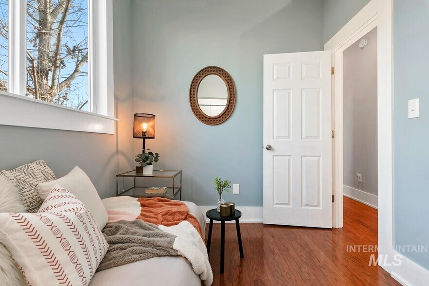 Building Photo - 2216 S Longmont Ave