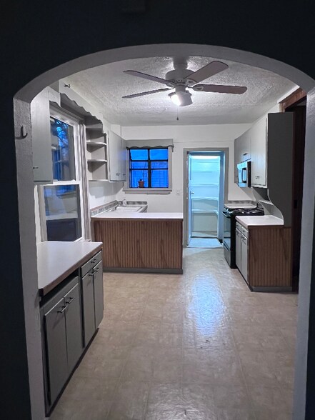 Building Photo - 105 E 12th St