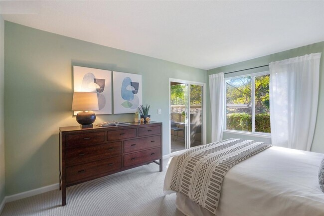 Building Photo - Resort Style Oakland Condo with Private Terrace
