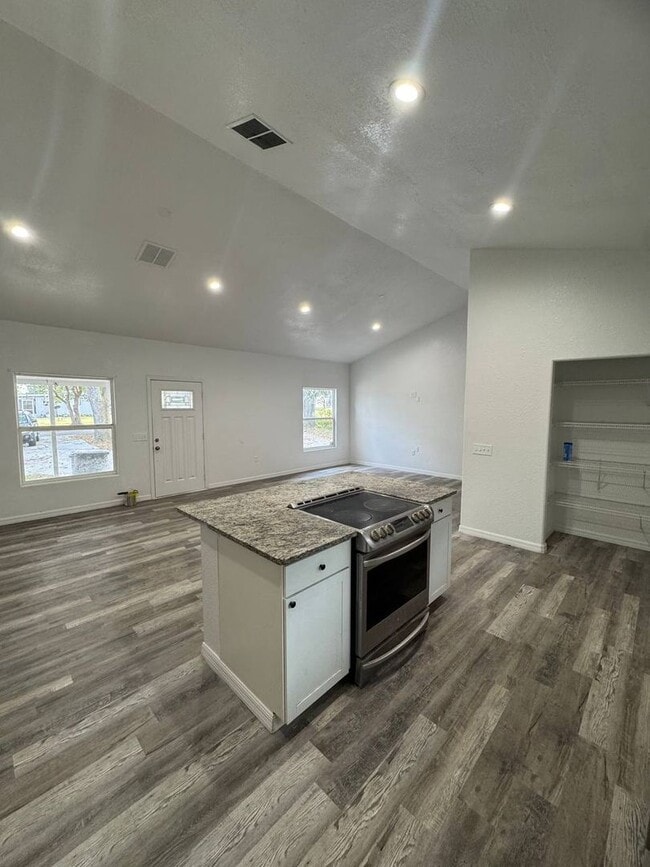 Building Photo - Spacious 3-Bedroom Home with a Charming Backyard in Lakeland, FL!