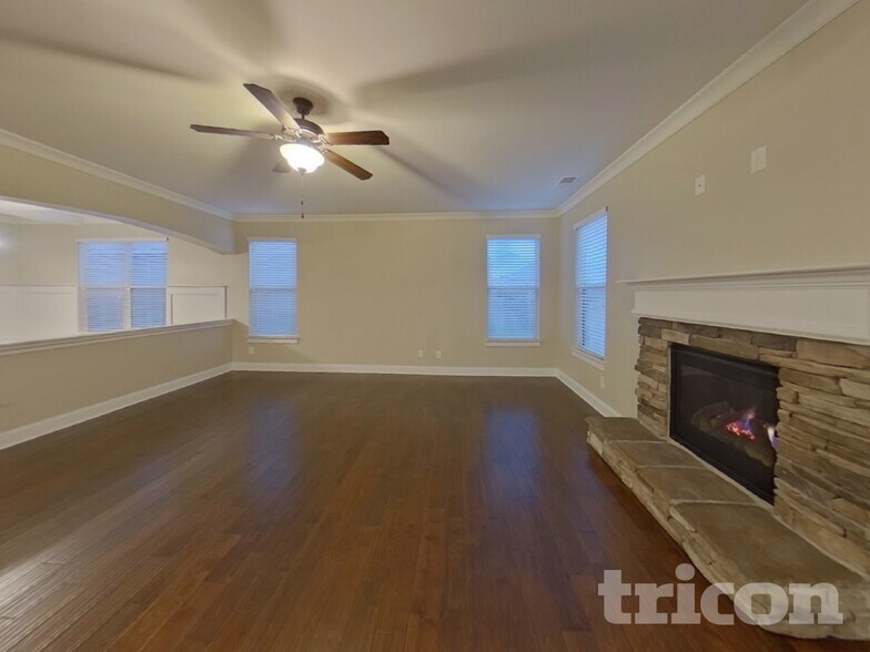 Building Photo - 910 Southfork Dr