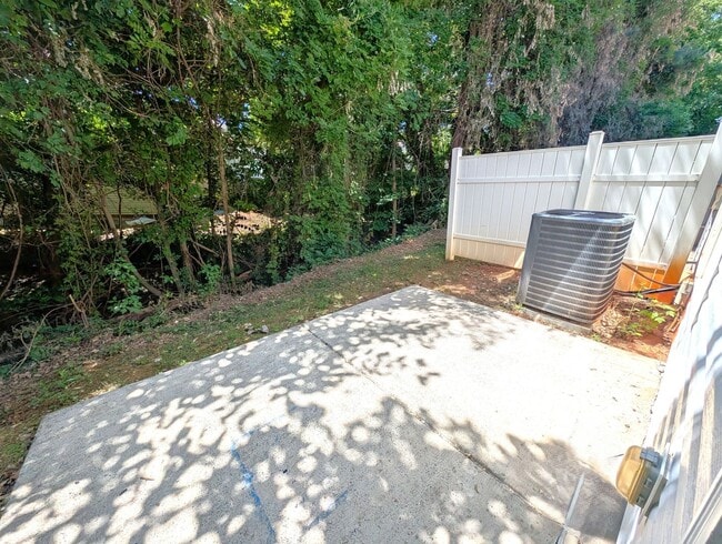 Building Photo - Charming, 2 Story End Unit Townhouse located in the Glenlea Park Community!