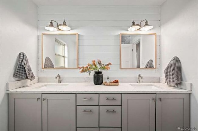 Building Photo - 3090 S Franklin St