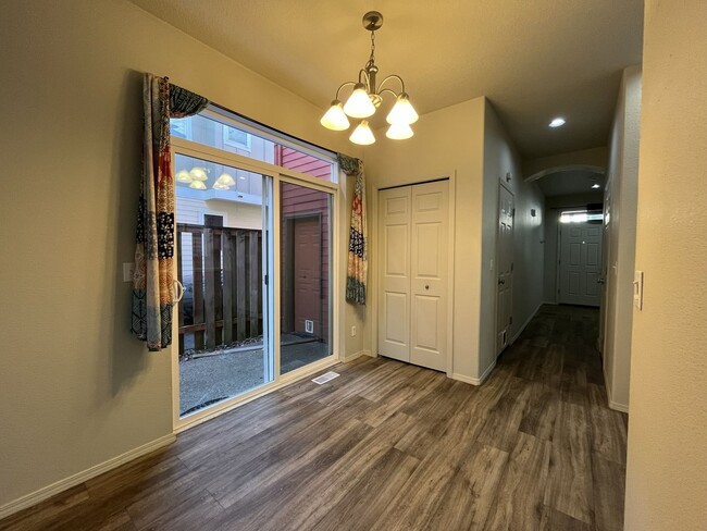 Building Photo - Charming 3-Bed, 3-Bath Home with Bright Ki...