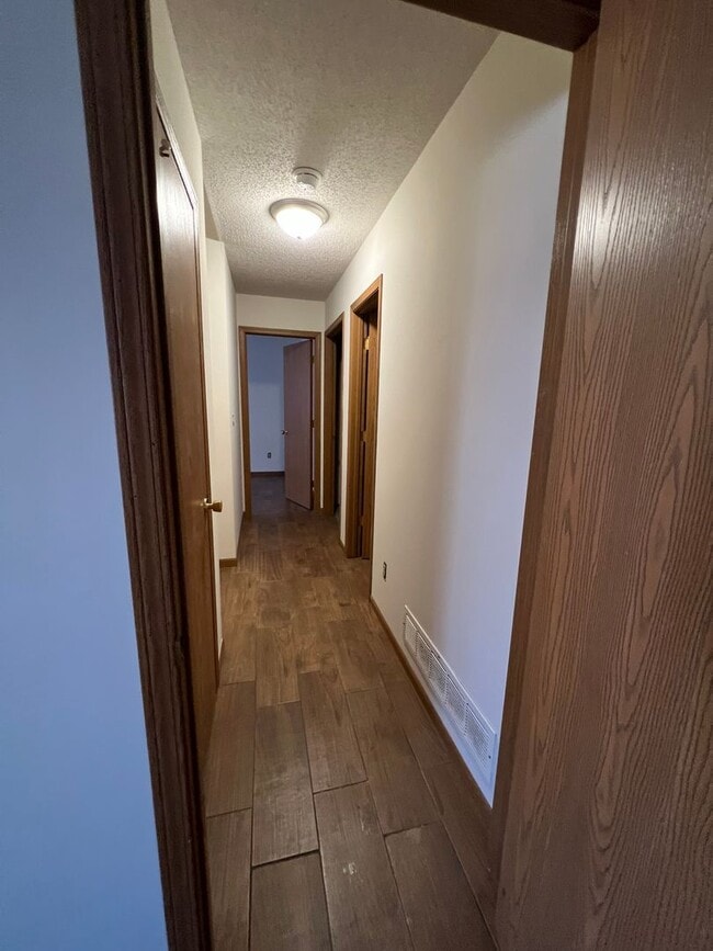 Building Photo - 4 bed 1.5 bath home close to I-44