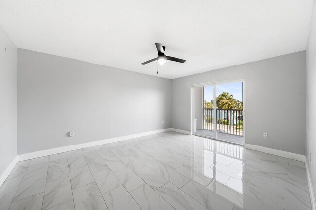 Building Photo - 1502 S Lakeside Dr