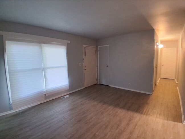 Building Photo - 804 Knollcrest-