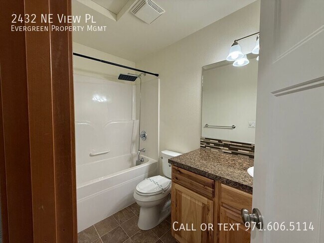 Building Photo - 2432 NE View Pl