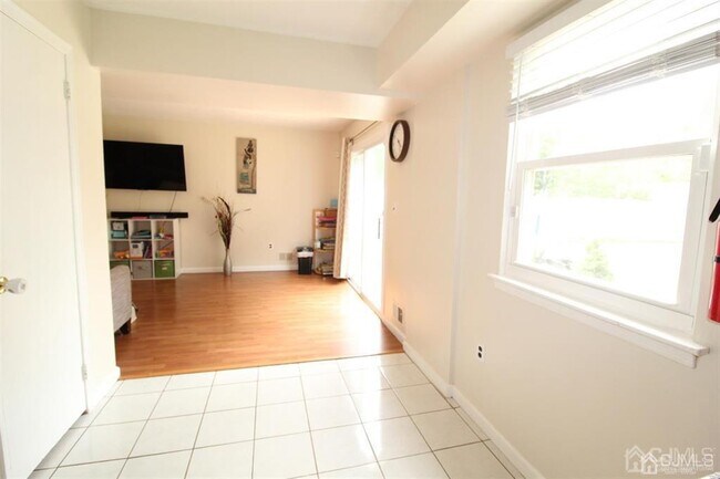Building Photo - 47 Linden Ln S