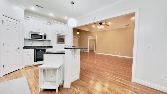 Building Photo - 423 Sterling Dr
