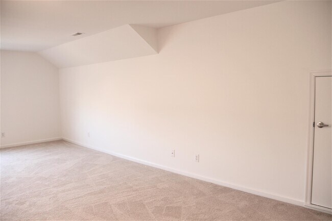 Building Photo - 205 Queenswood Blvd
