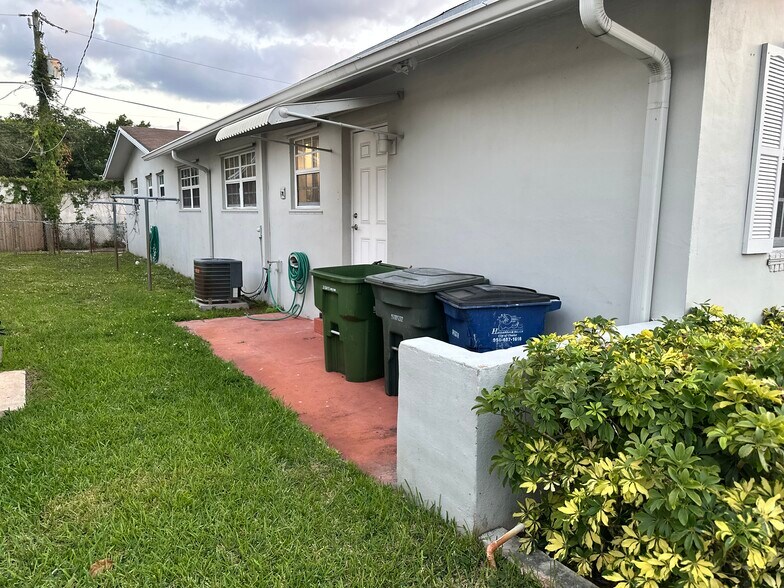 Building Photo - 815 SW 5th Ct