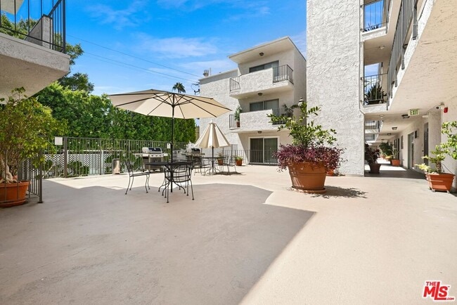 Building Photo - 837 N W Knoll Dr