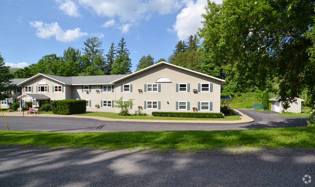 Building Photo - Parsonage Pines