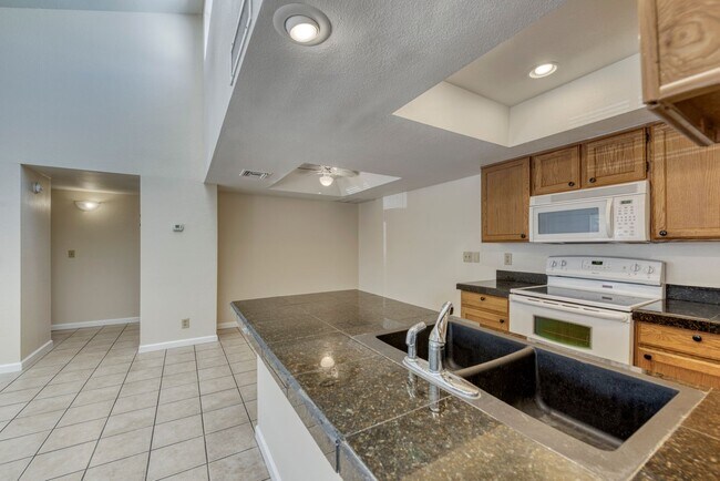 Building Photo - Wonderful 3 bedroom close minutes to ASU!!...