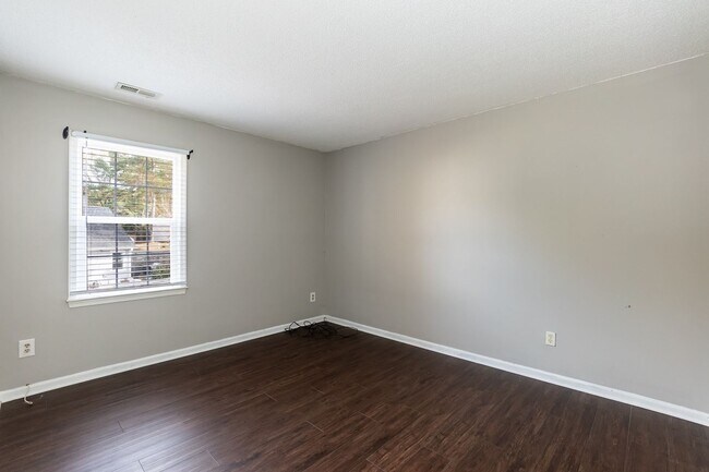 Building Photo - Three Bedroom Home!